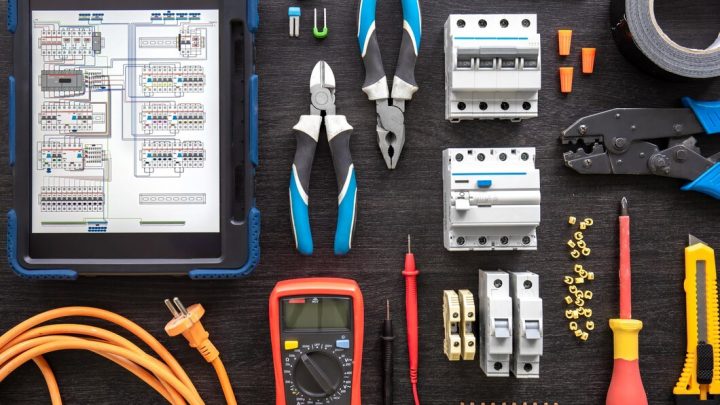 Artisan électricien réalisant une installation sécurisée