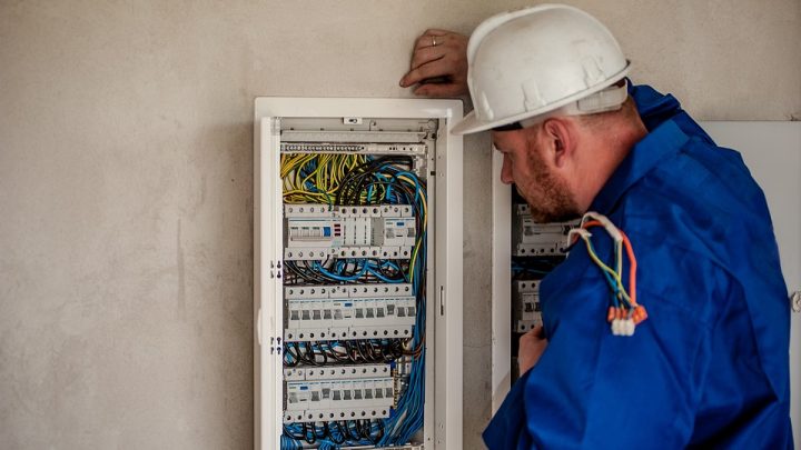 Artisan électricien à Lattes réparant un tableau électrique